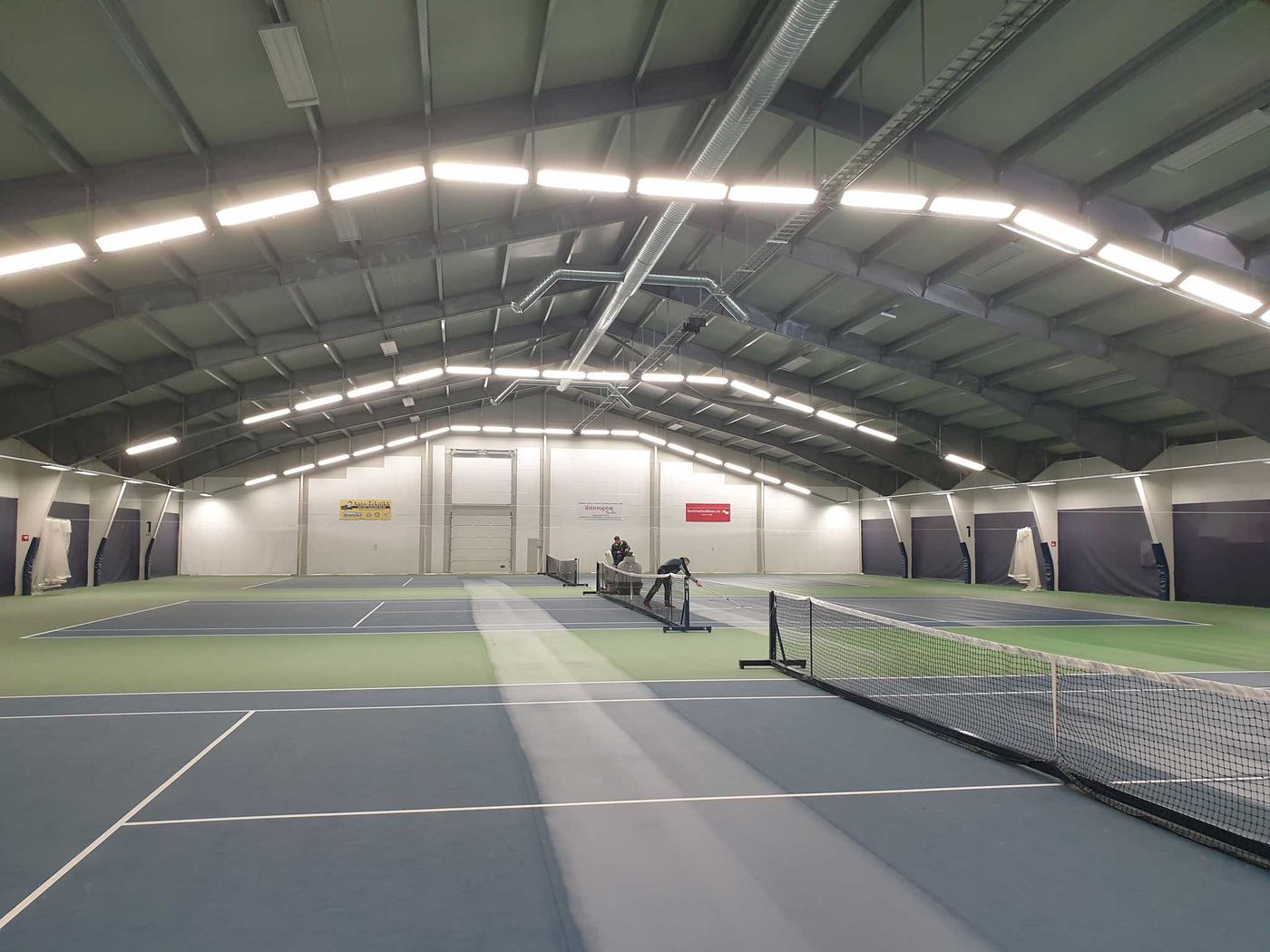Innendørs tennishall etter rengjøring.