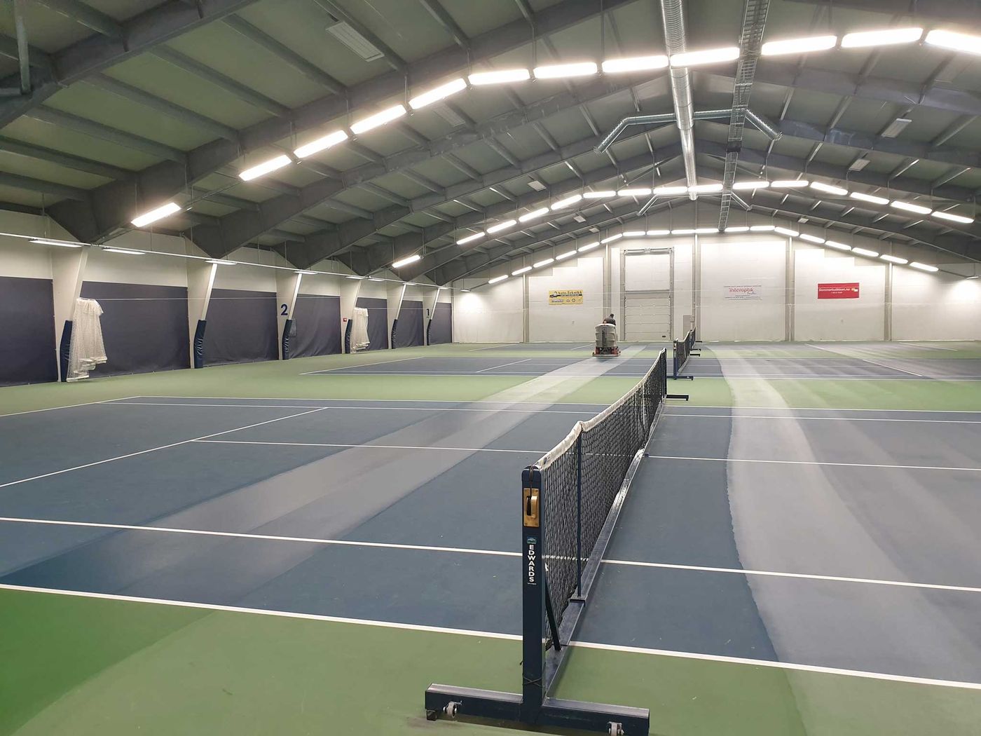 Innendørs tennishall hos Nesodden Tennisklubb etter rengjøring.